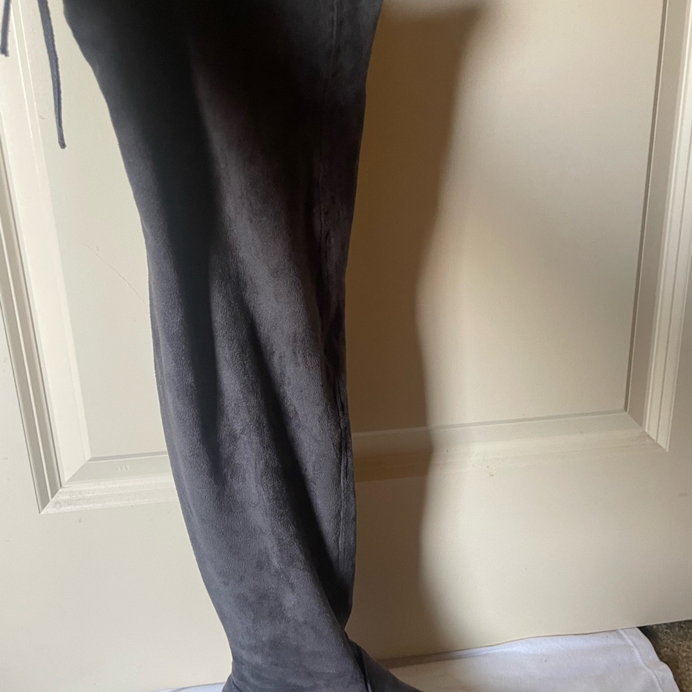 Gray thigh highs🩶